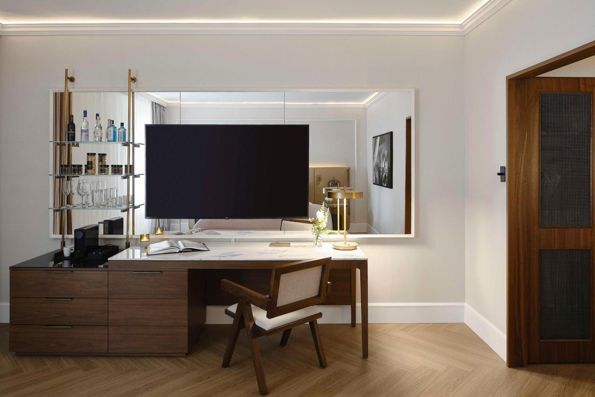 Vogue Downtown, Curio Collection By Hilton Hotel 5*