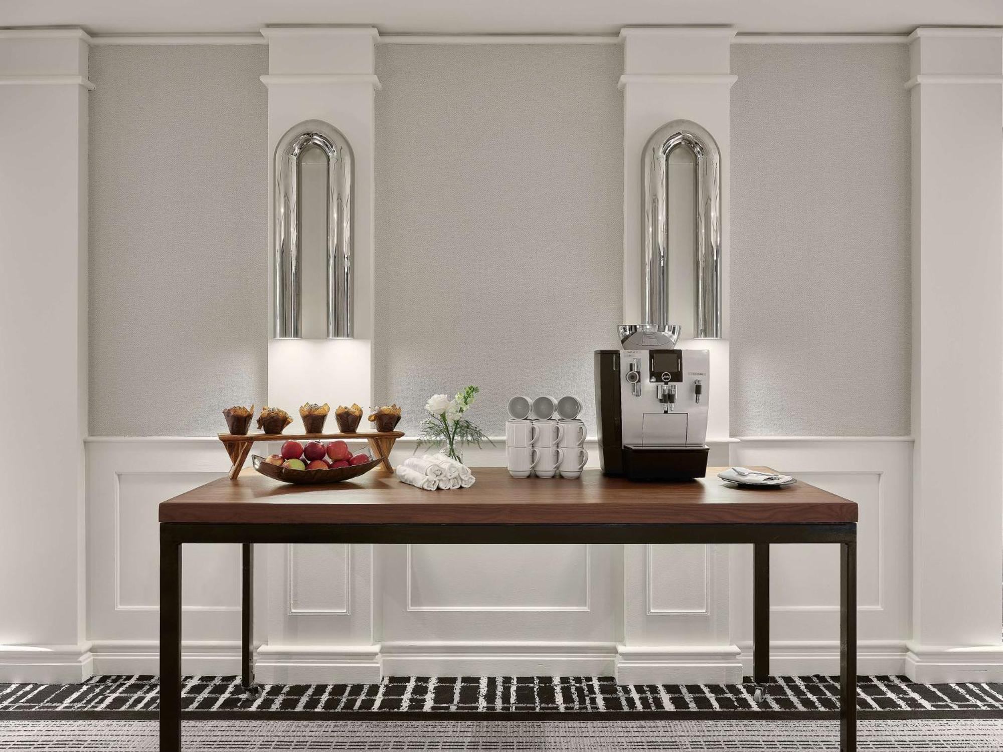 Vogue Downtown, Curio Collection By Hilton 5*