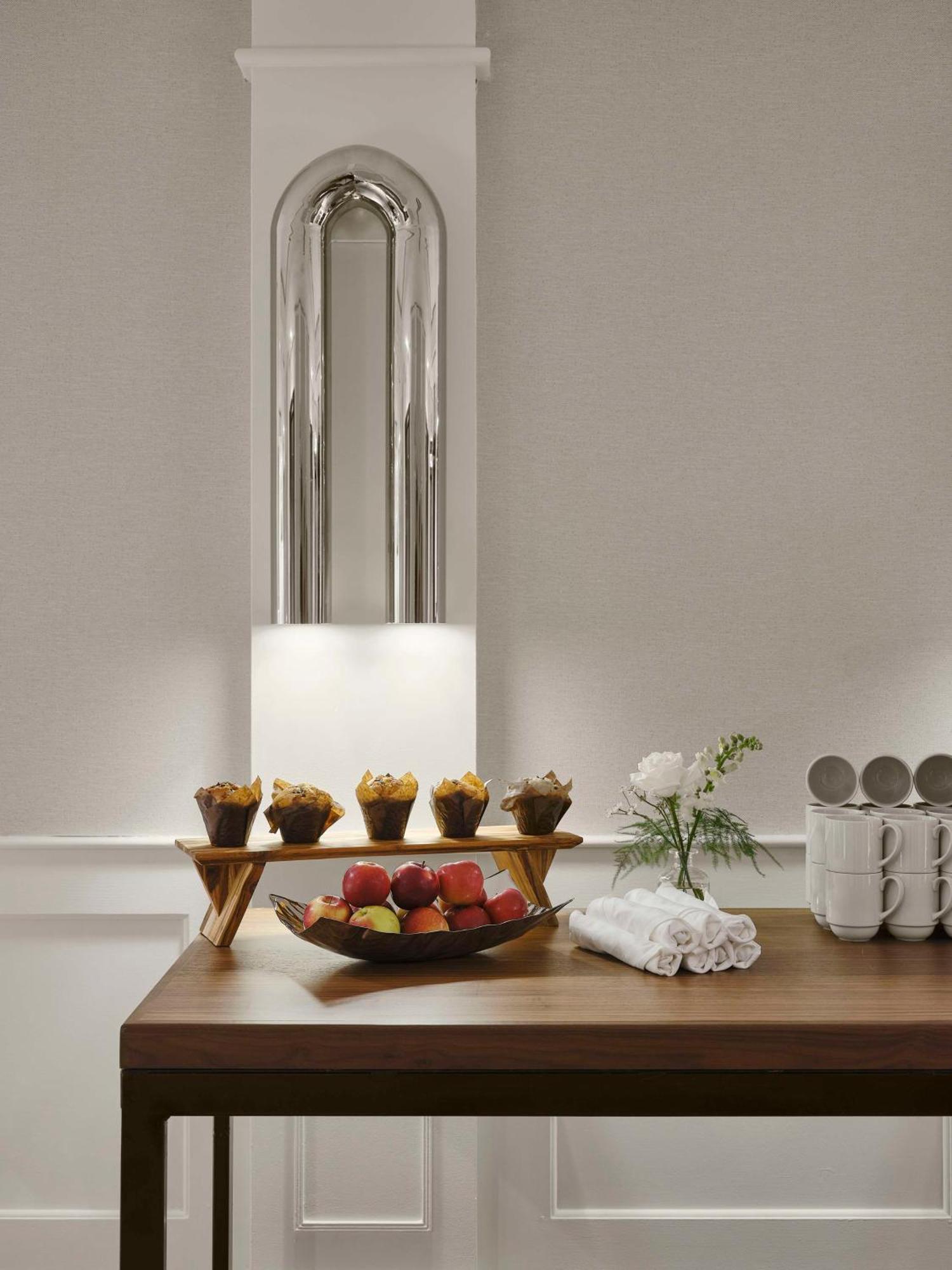 Hotel Vogue Downtown, Curio Collection By Hilton Montreal