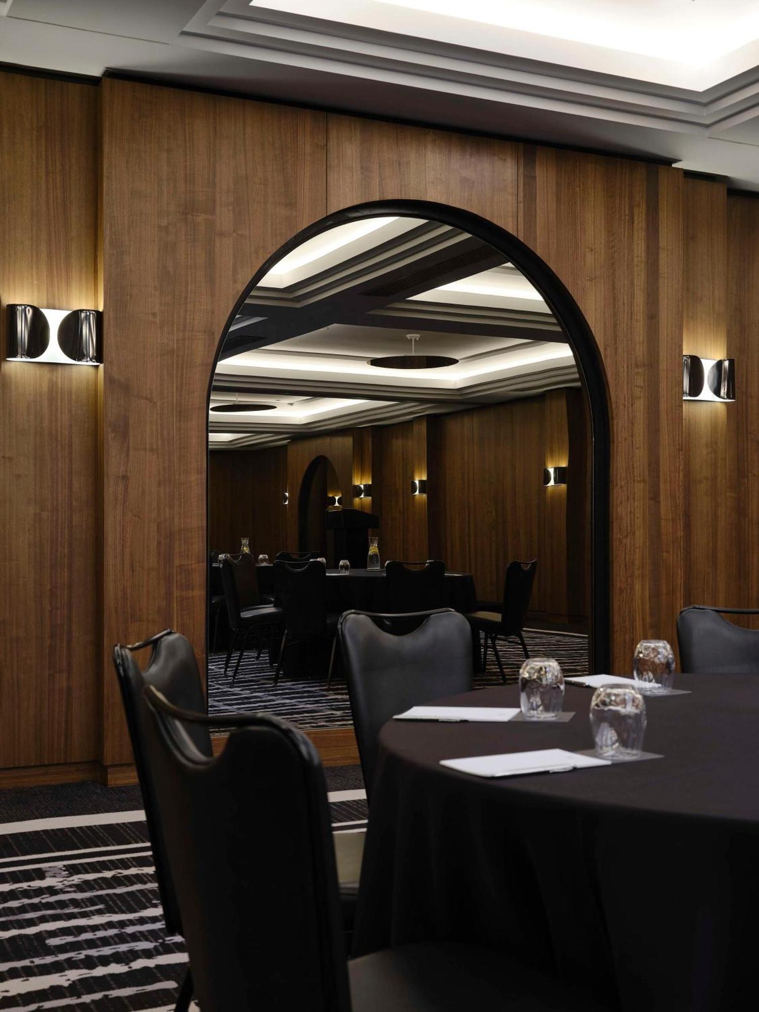 Hotel Vogue Downtown, Curio Collection By Hilton 5*