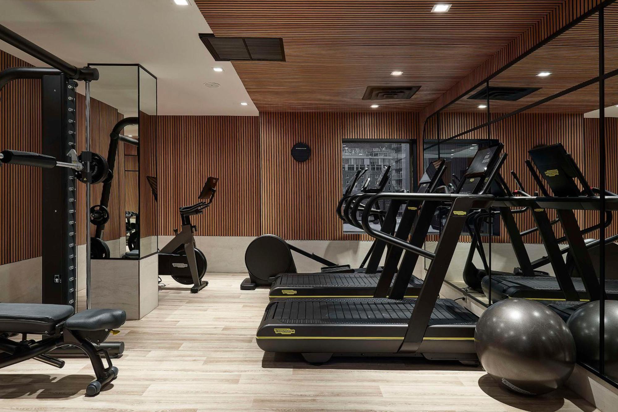 Hotel Vogue Downtown, Curio Collection By Hilton 5*